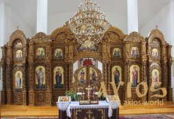 The church iconostasis from the tree - фото